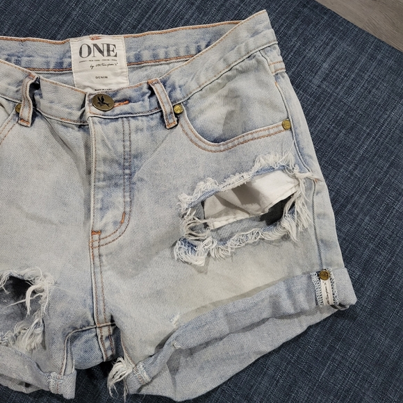 One Teaspoon Chargers Distressed Thrashed Denim Jean Shorts Size 26 - Picture 3 of 7